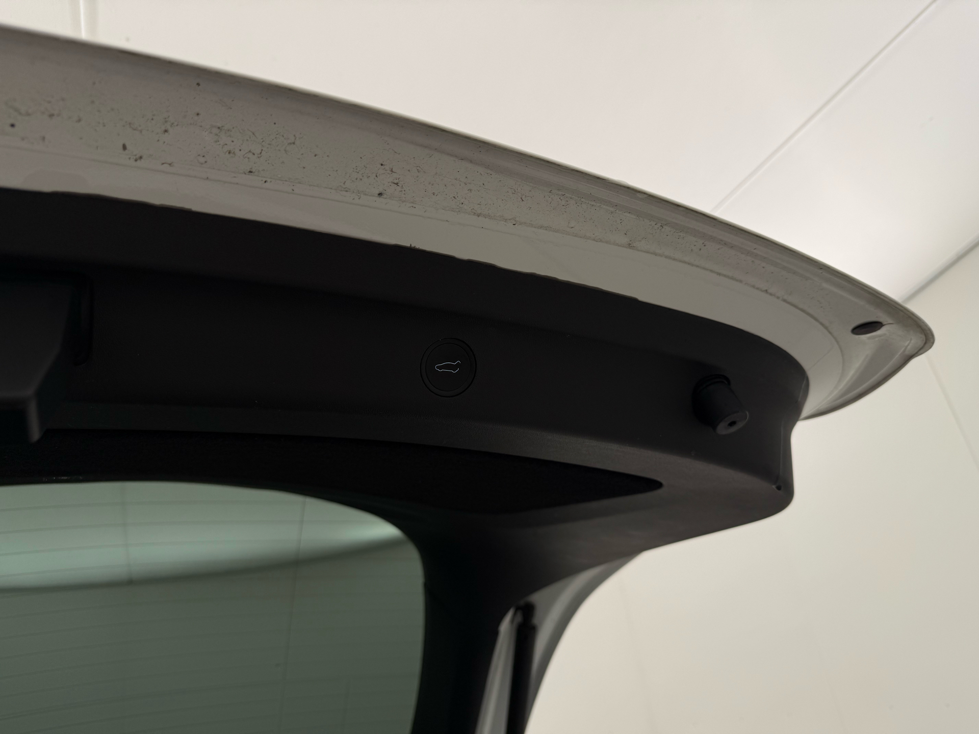 Hvid Tesla Model Y fra 2022