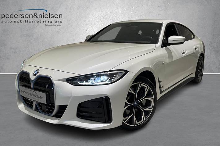 Hvid BMW i4 fra 2022 set udefra