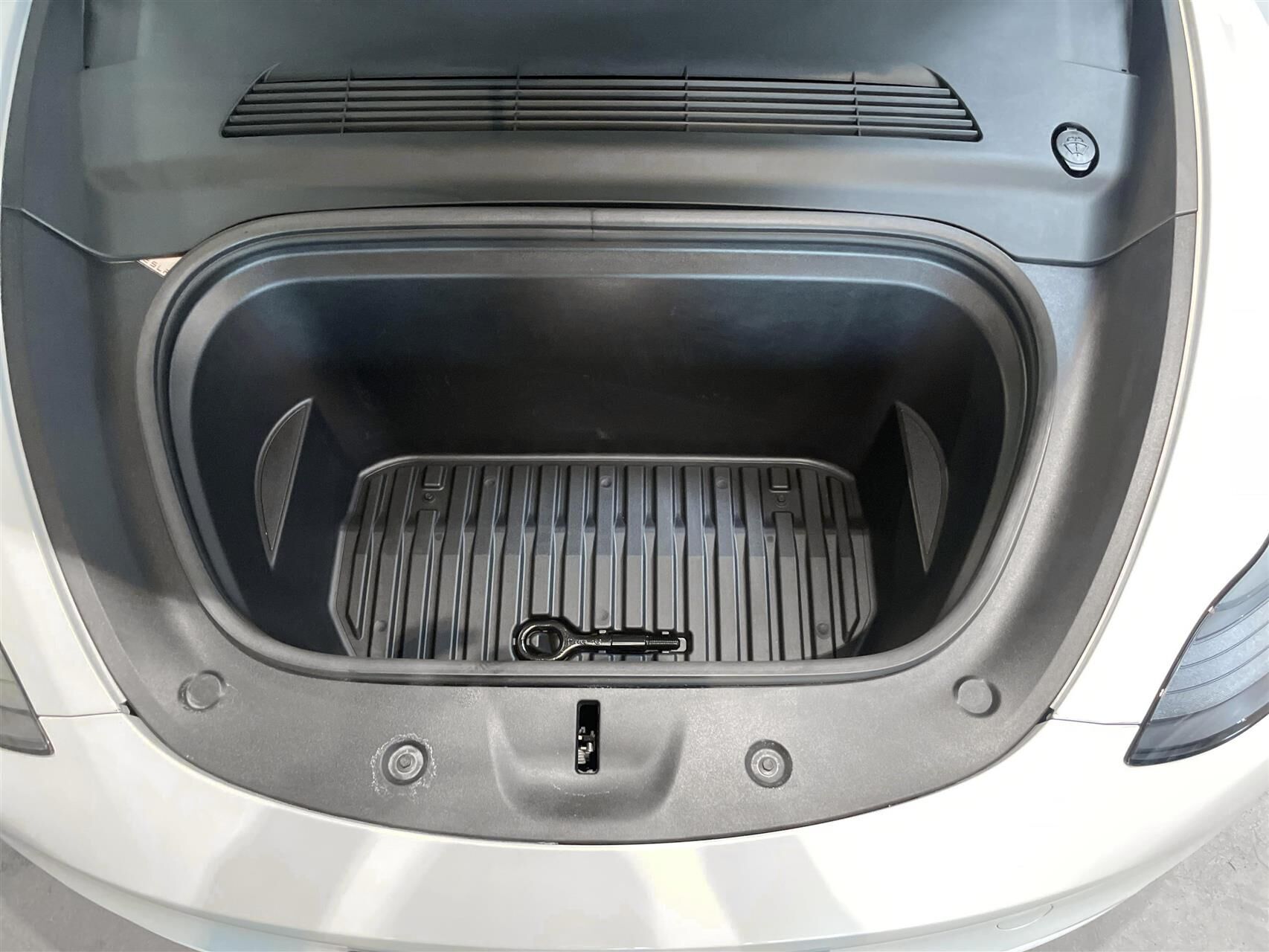 Hvid Tesla Model Y fra 2023