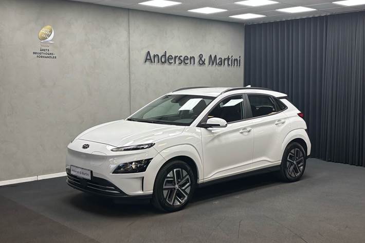 Hvid Hyundai Kona fra 2022 set udefra