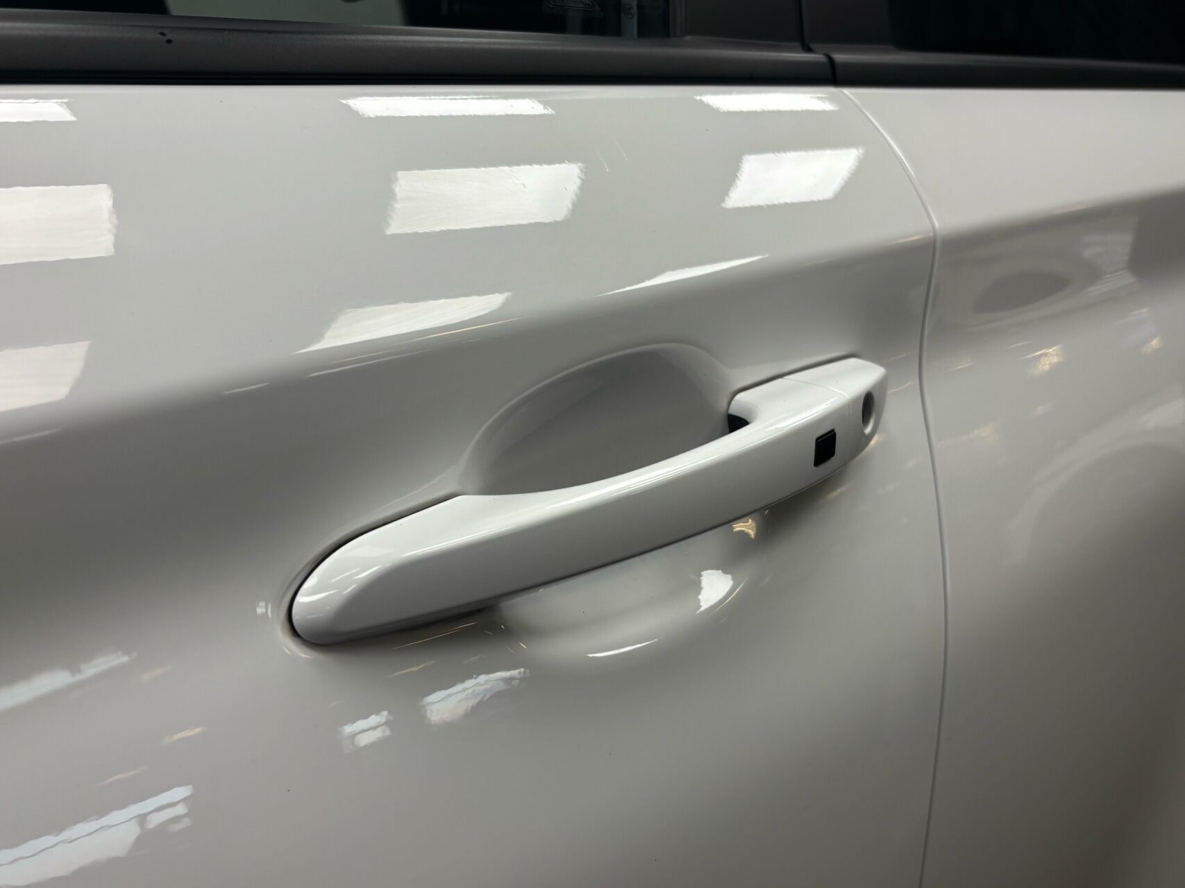 Hvid Hyundai Kona fra 2022