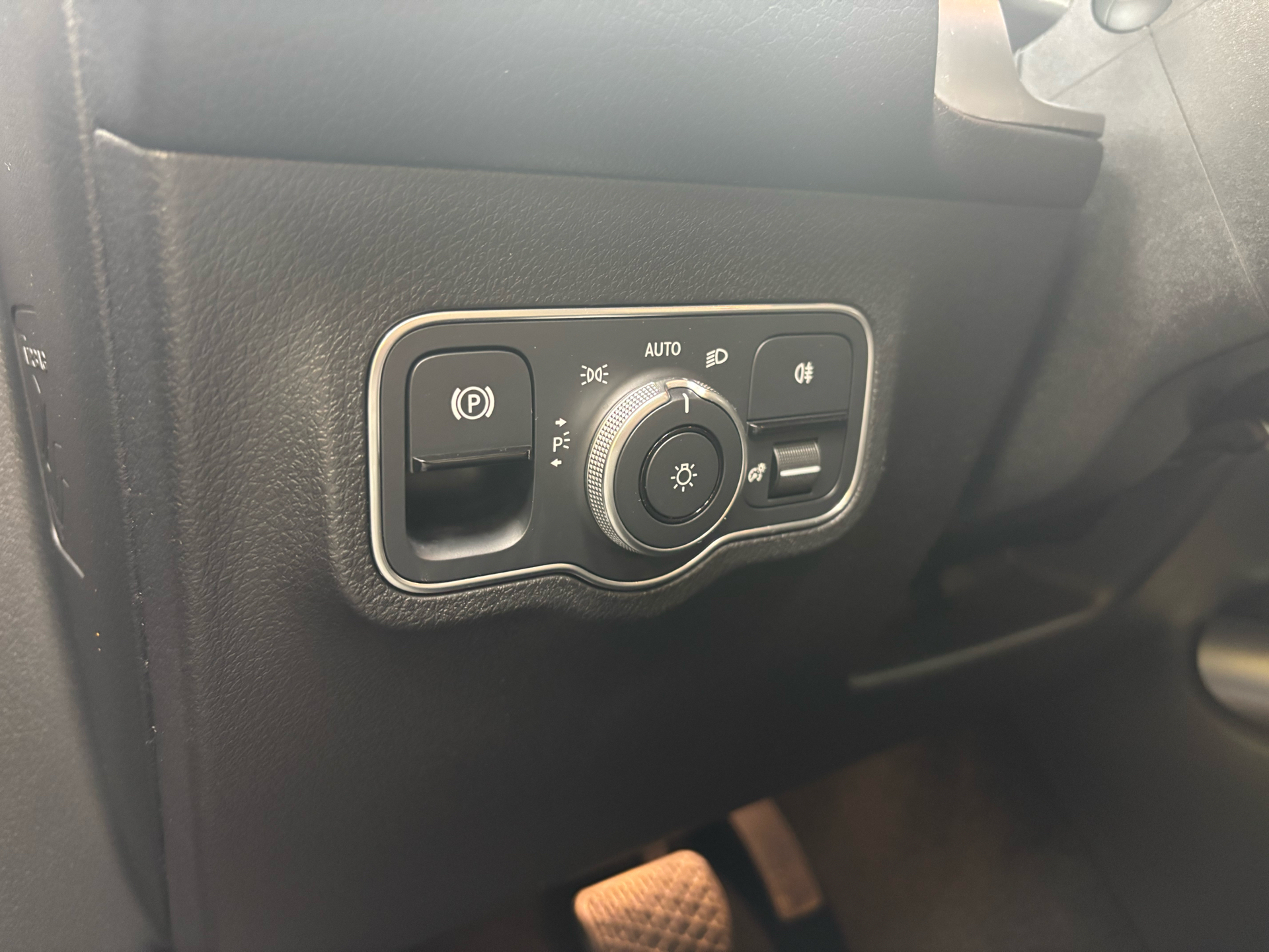 Grå Mercedes EQB 250 fra 2023