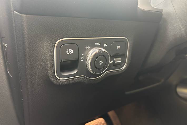 Grå Mercedes EQB 250 fra 2023 set indefra