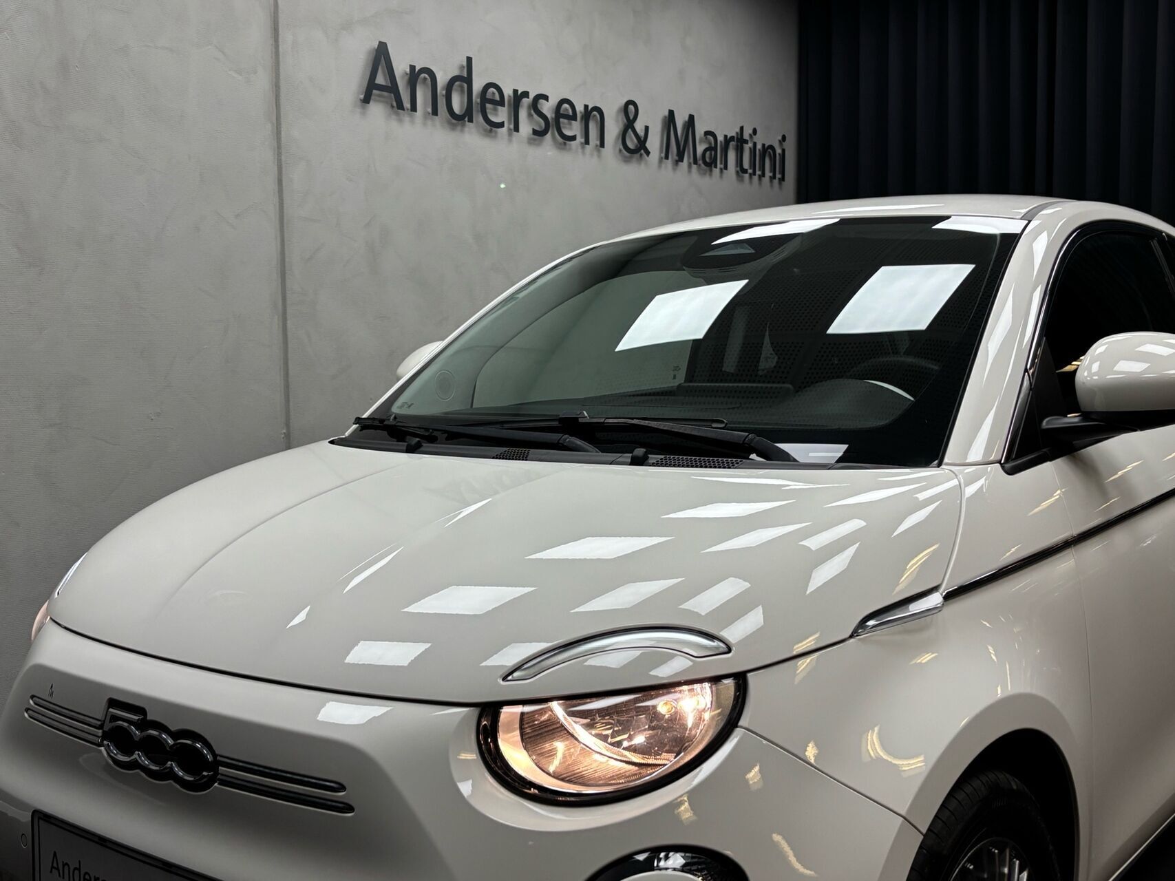 Hvid Fiat 500e fra 2024