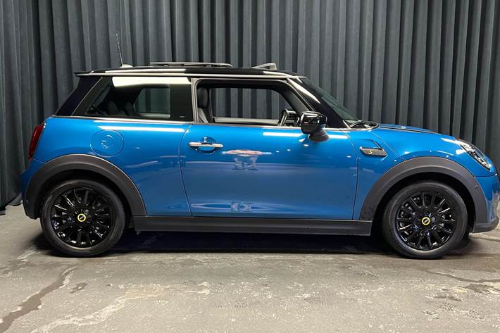 Blå Mini Cooper fra 2023