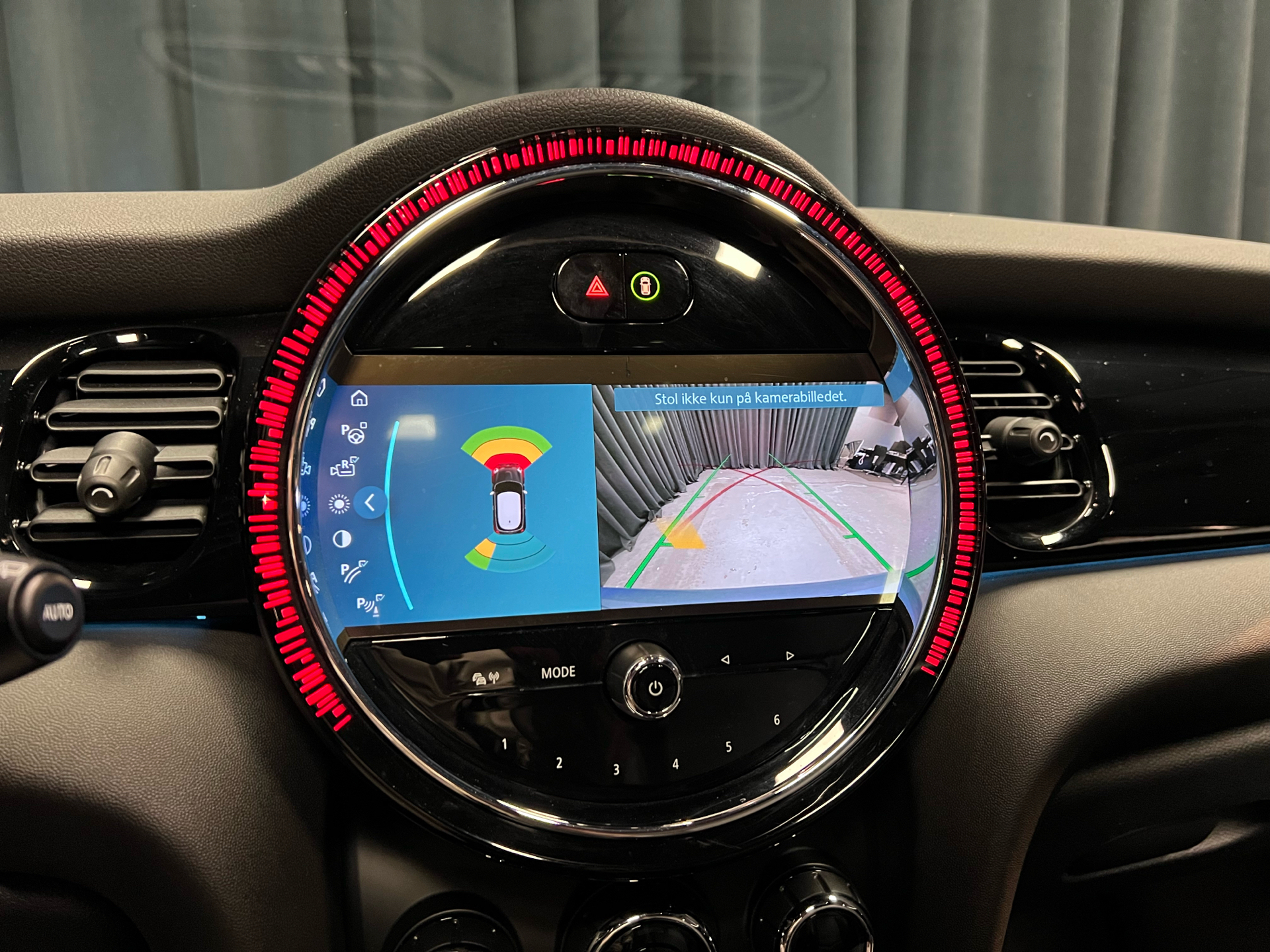 Blå Mini Cooper fra 2023