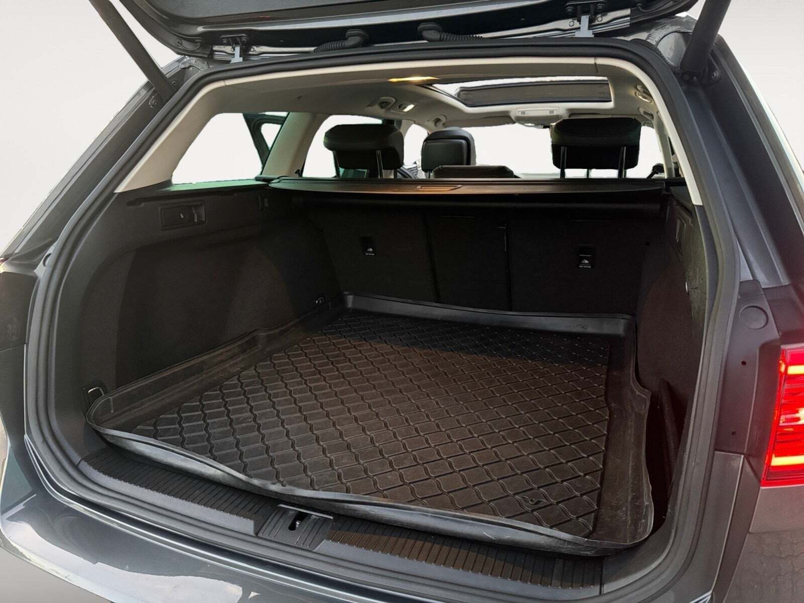 Grå VW Passat fra 2016