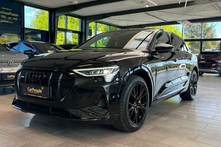 Sort Audi e-tron fra 2022 set udefra