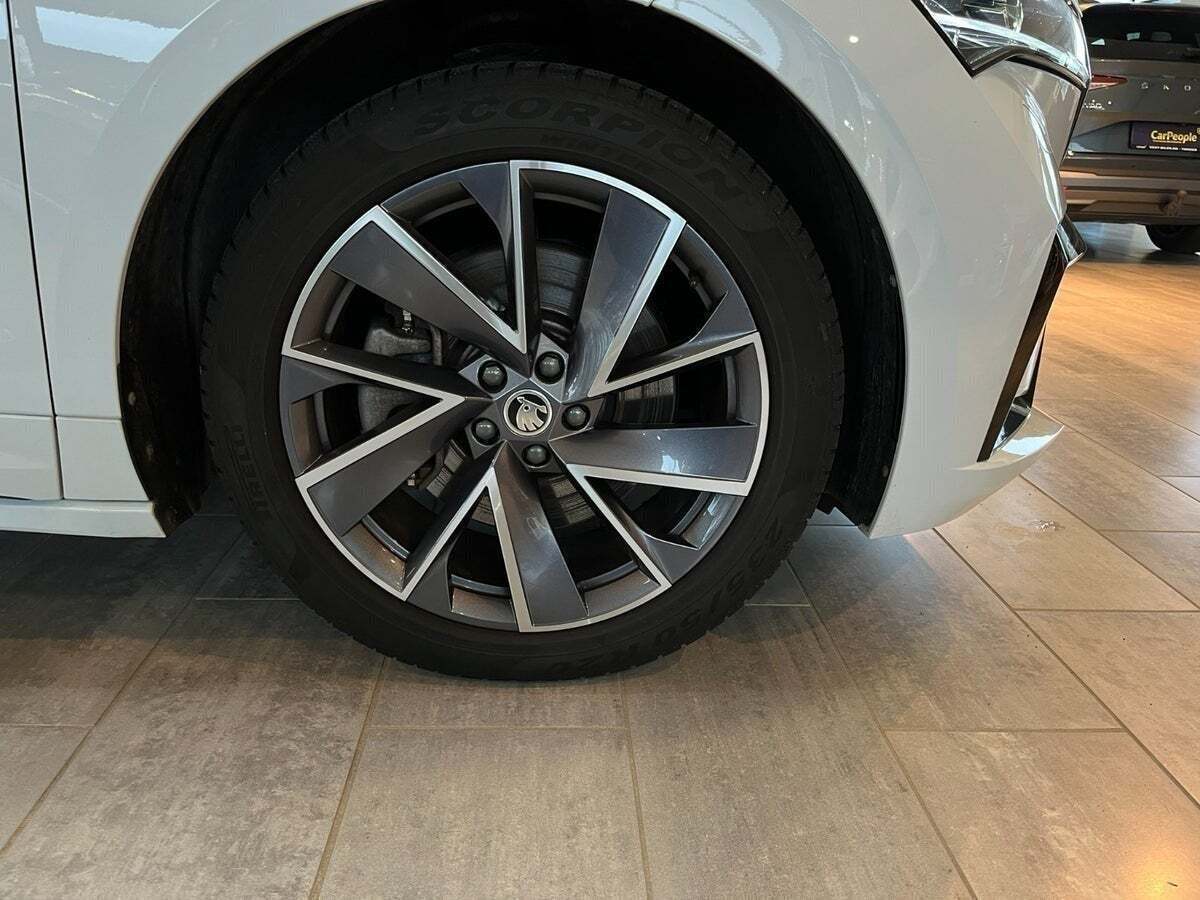 Hvid Skoda Enyaq fra 2021