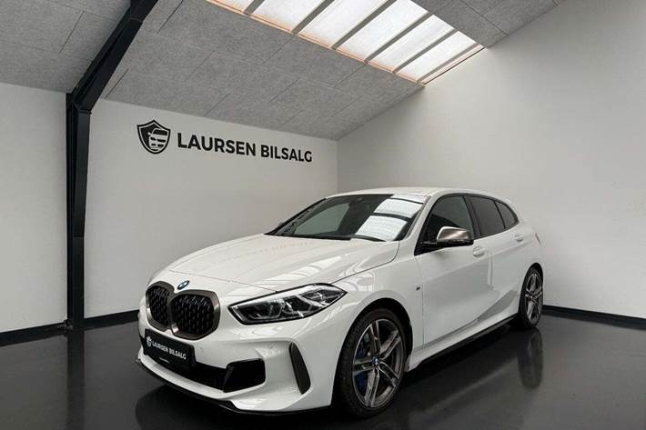 Hvid BMW M135i fra 2019 set udefra