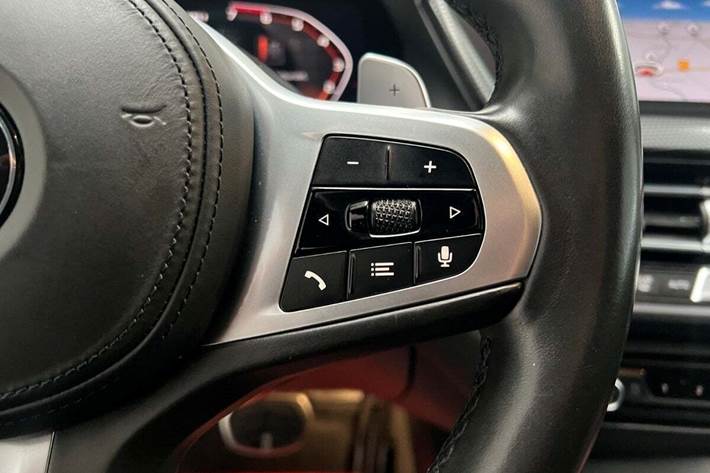 Hvid BMW M135i fra 2019 set indefra