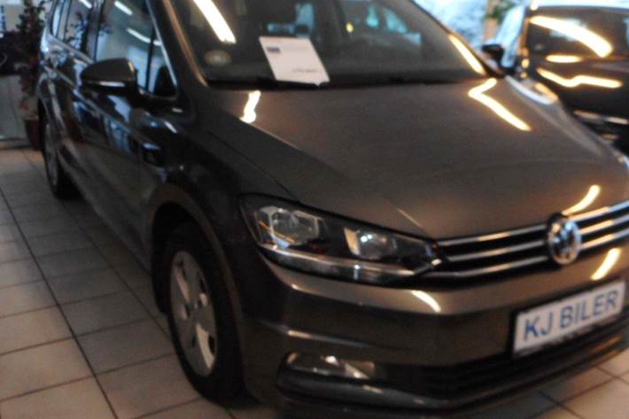 Grå VW Touran fra 2017