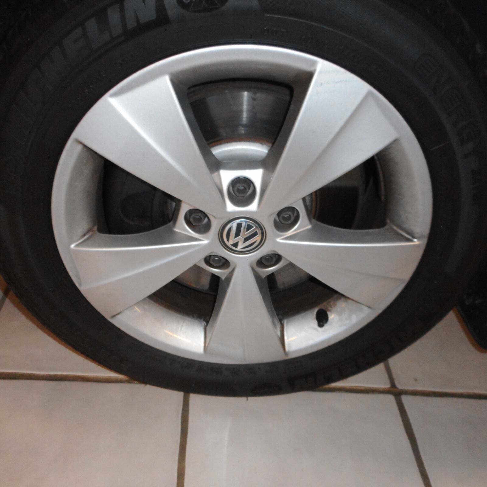 Grå VW Touran fra 2017