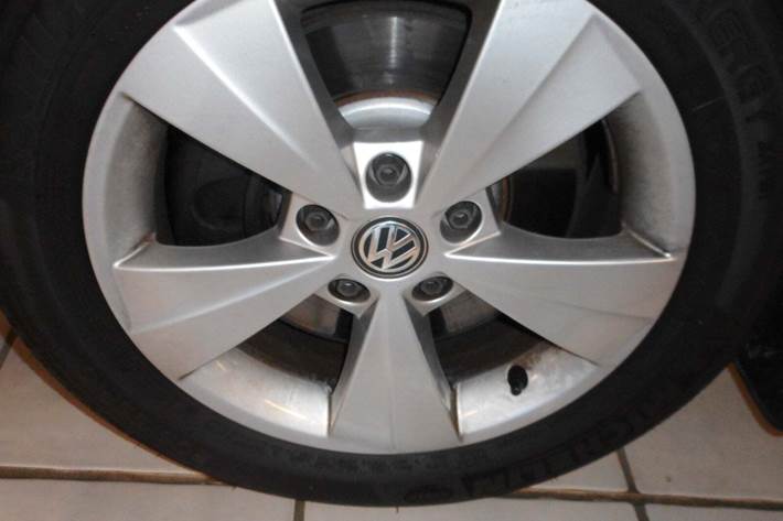 Grå VW Touran fra 2017