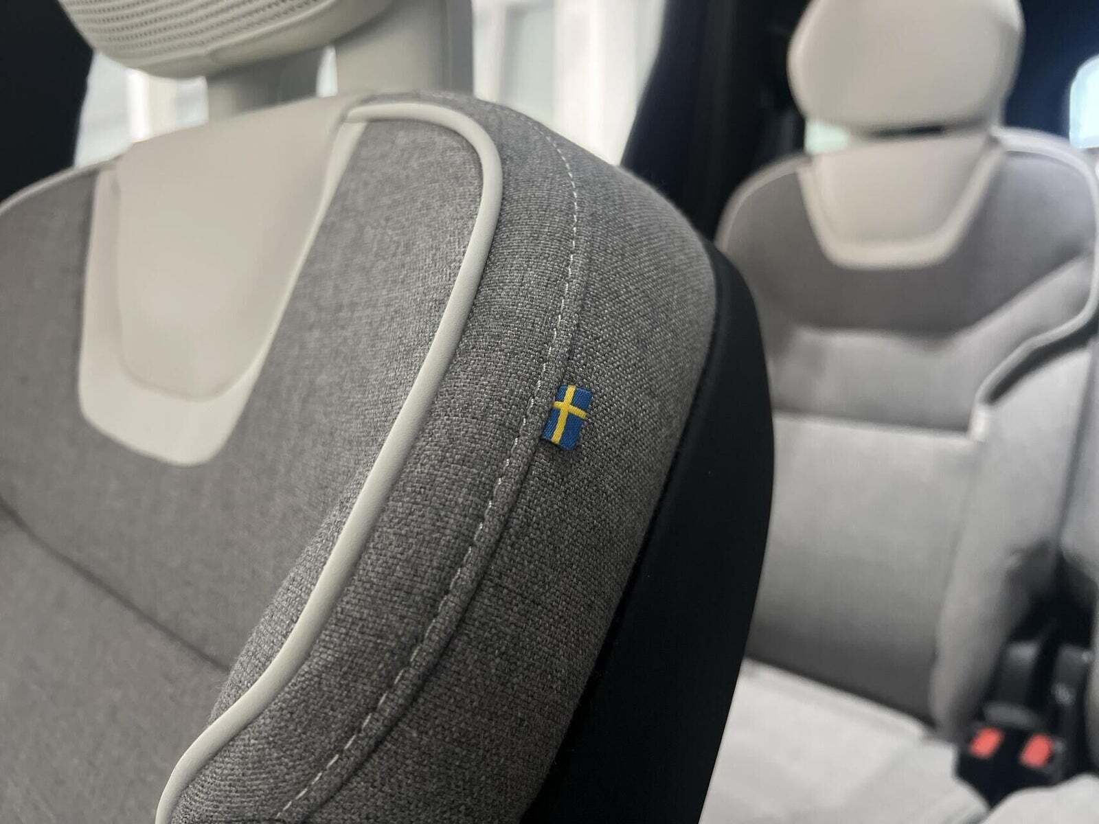Grå Volvo EX90 fra 2025 set indefra