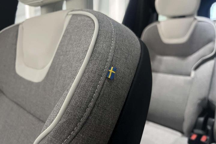 Grå Volvo EX90 fra 2025 set indefra