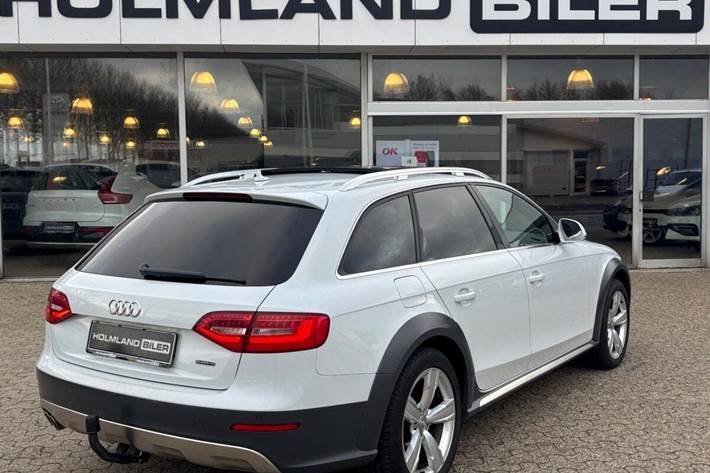 Hvid Audi A4 Allroad fra 2015 set udefra