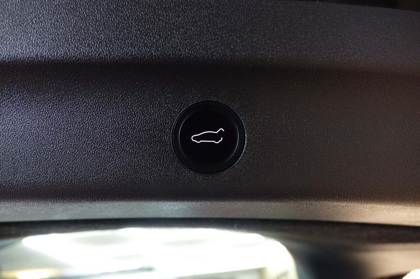 Sort Tesla Model Y fra 2024