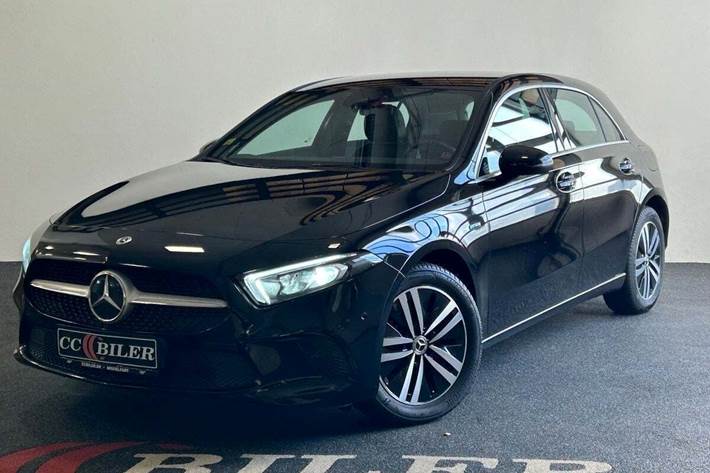 Sort Mercedes A250 e fra 2021 set udefra