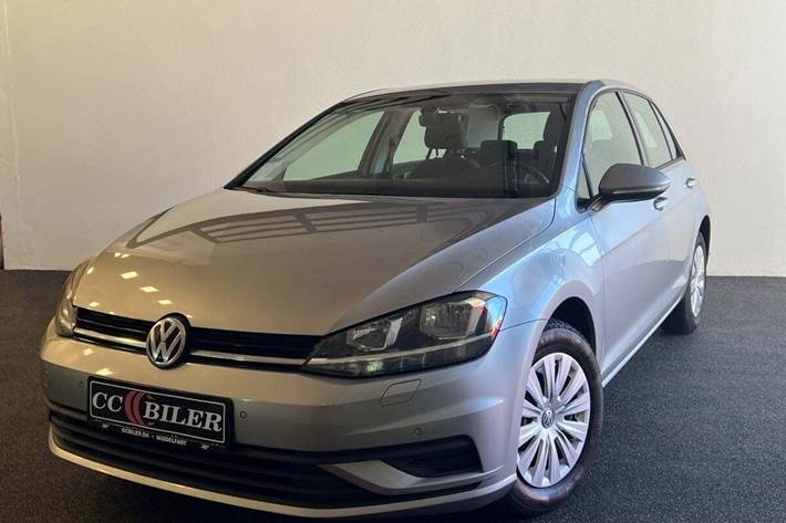 Sølv VW Golf VII fra 2018 set udefra