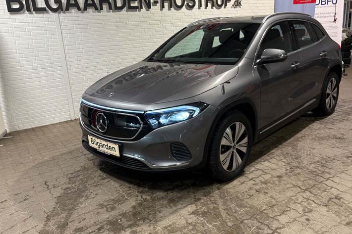 Grå Mercedes EQA250+ fra 2023 set udefra