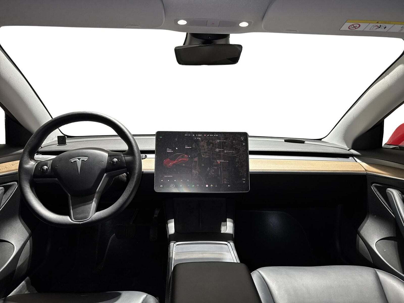 Rød Tesla Model 3 fra 2021
