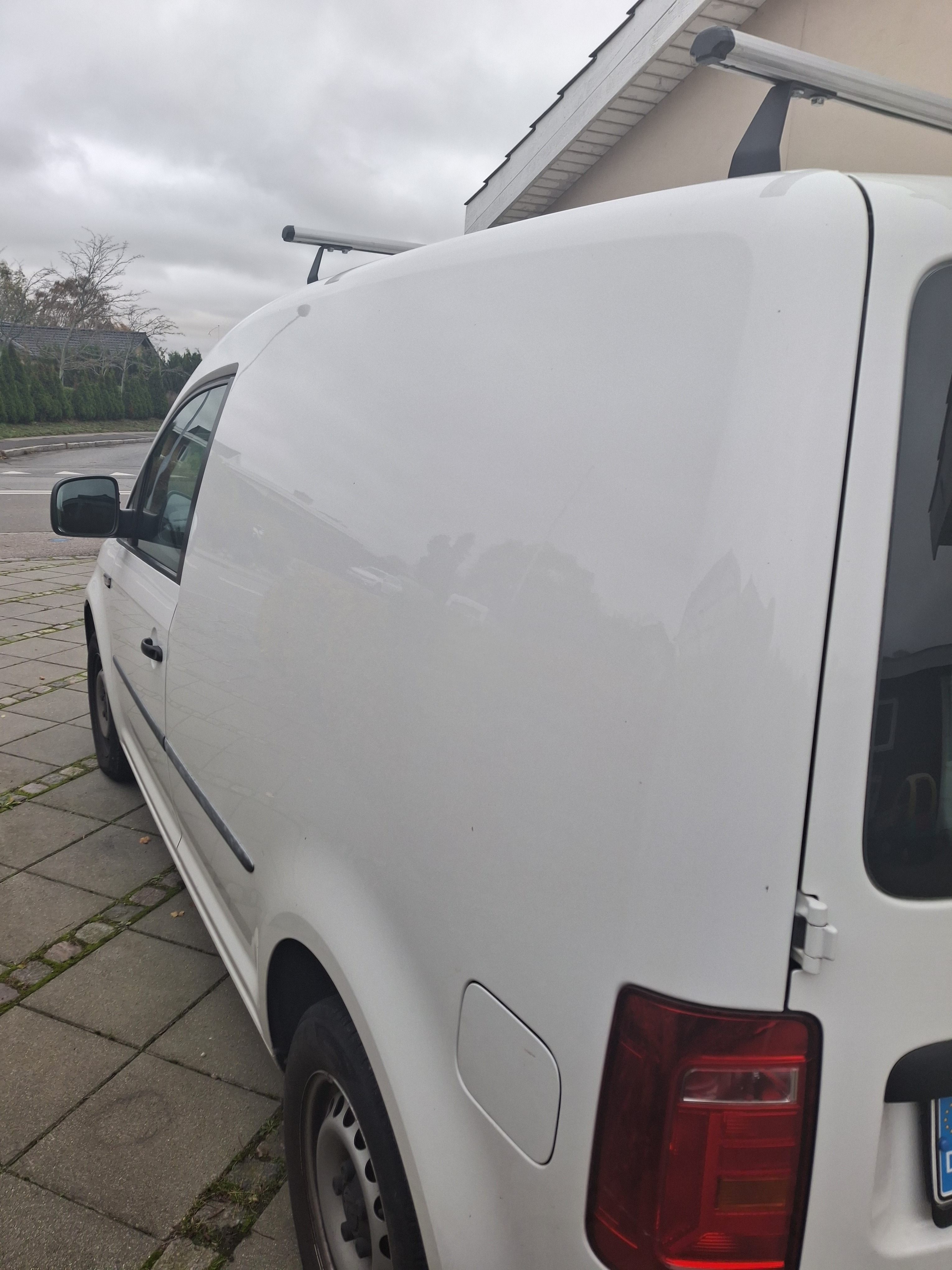 Hvid VW Caddy fra 2017