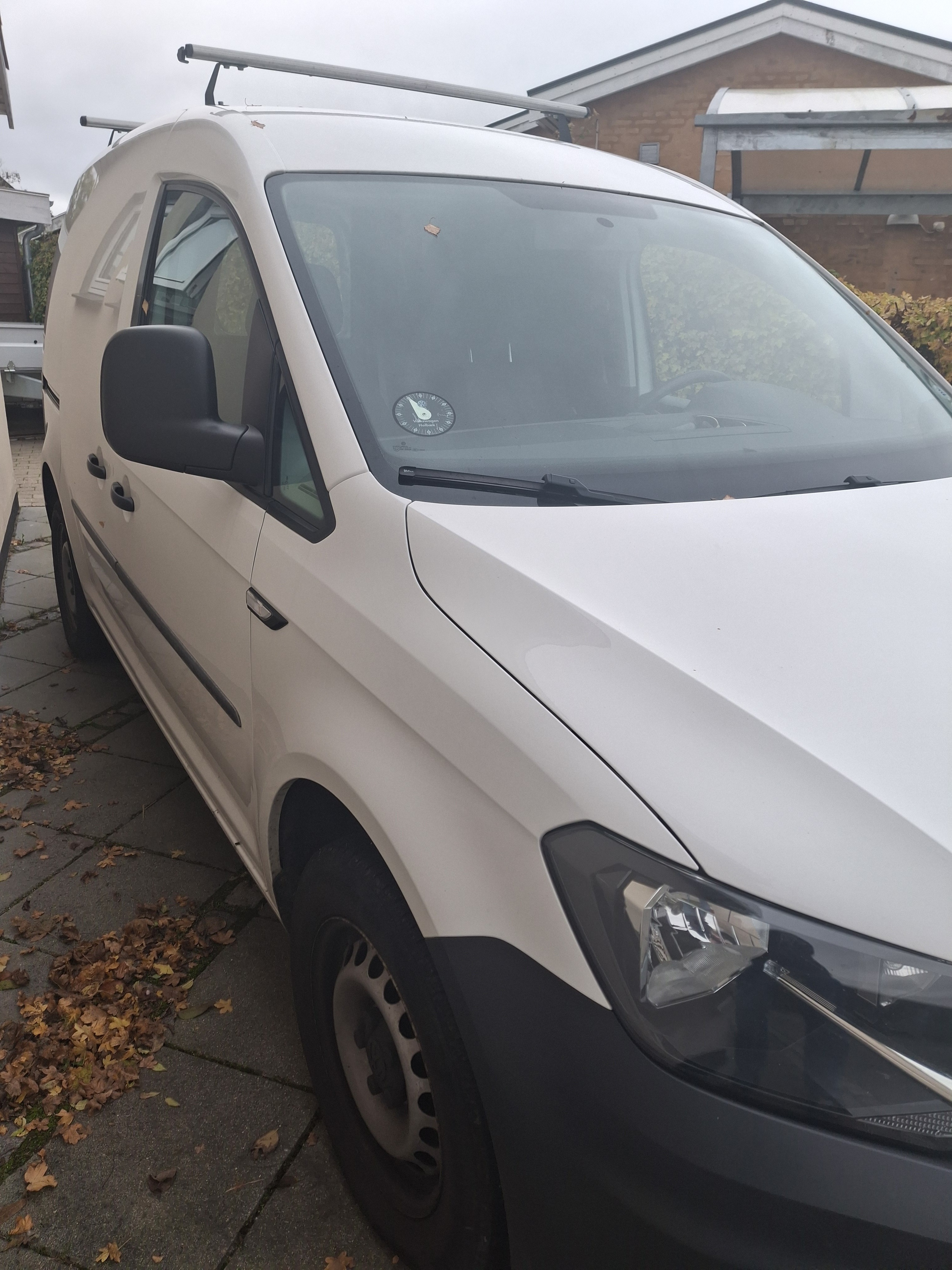 Hvid VW Caddy fra 2017