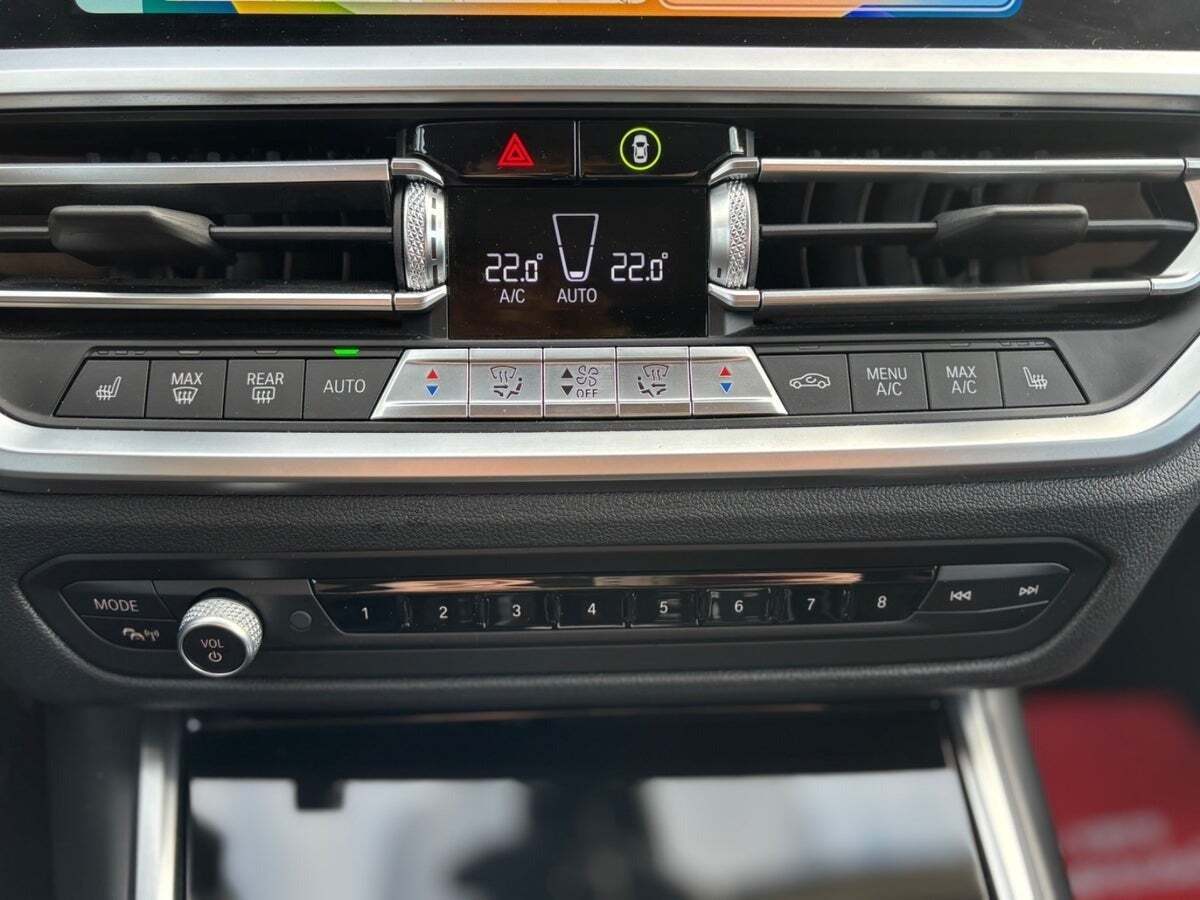 Blå BMW 330e fra 2021