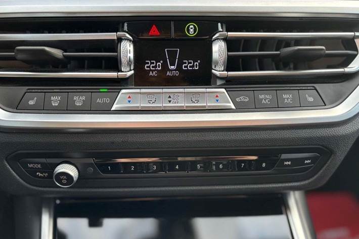 Blå BMW 330e fra 2021