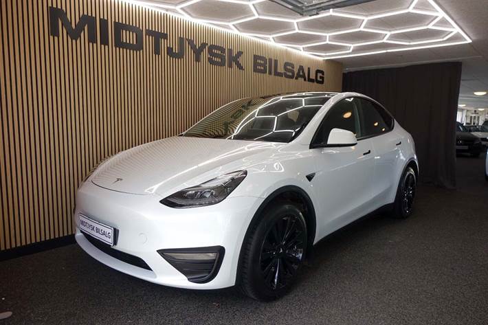 Hvid Tesla Model Y fra 2023