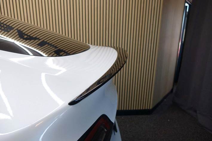 Hvid Tesla Model Y fra 2023