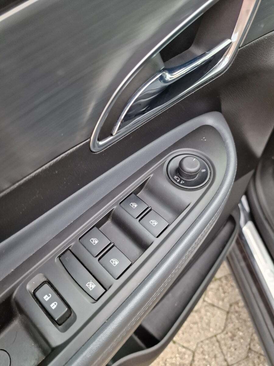 Sort Opel Mokka fra 2015 set indefra