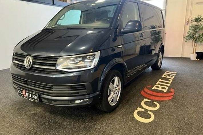 Sort VW Transporter fra 2017 set udefra