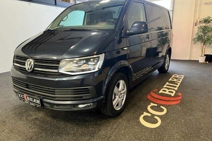 Sort VW Transporter fra 2017 set udefra