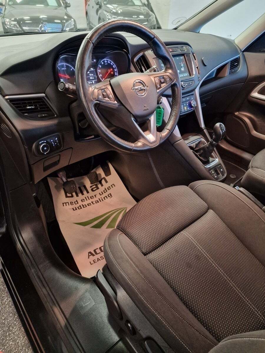 Sort Opel Zafira Tourer fra 2018