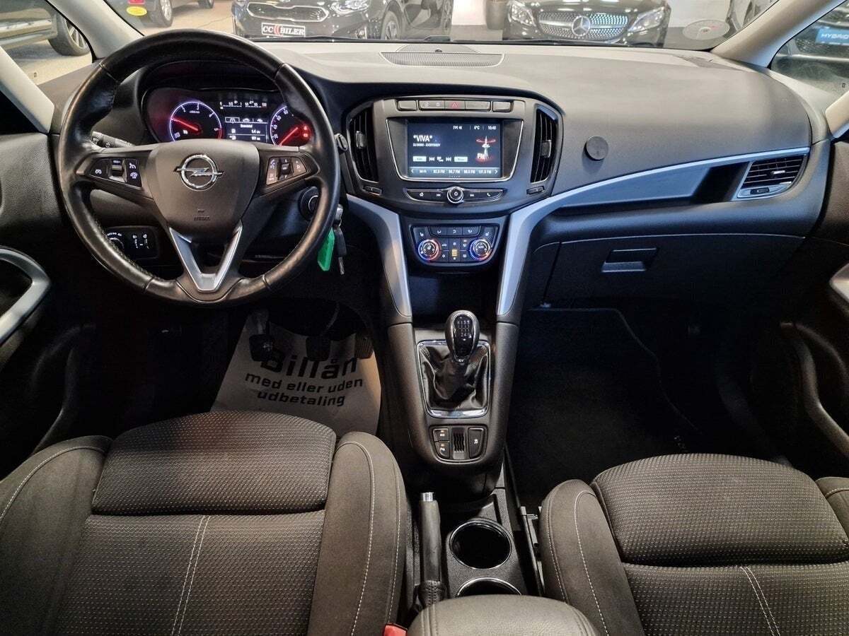 Sort Opel Zafira Tourer fra 2018