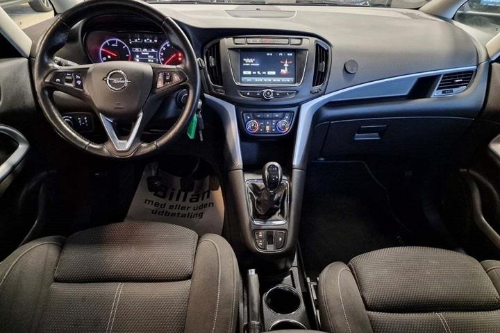 Sort Opel Zafira Tourer fra 2018