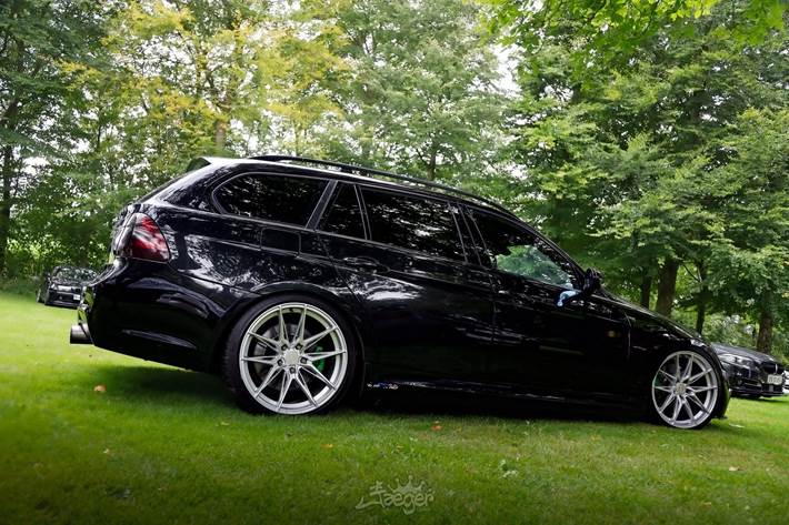 Sort BMW 330 fra 2007