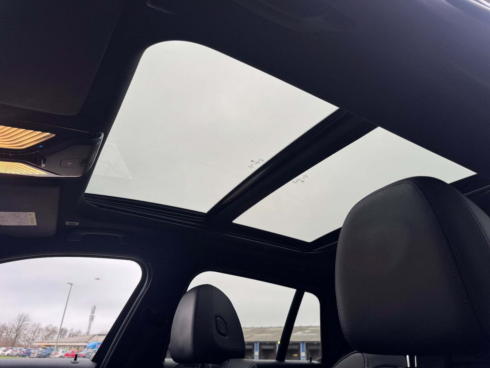 Grå BMW 330e fra 2021