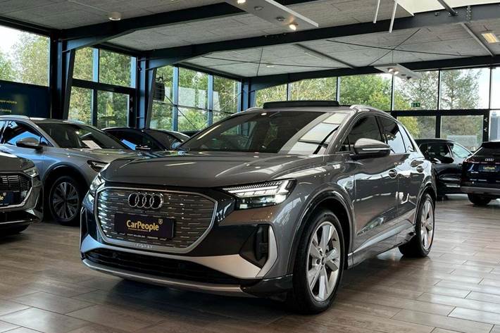 Grå Audi Q4 e-tron fra 2024 set udefra