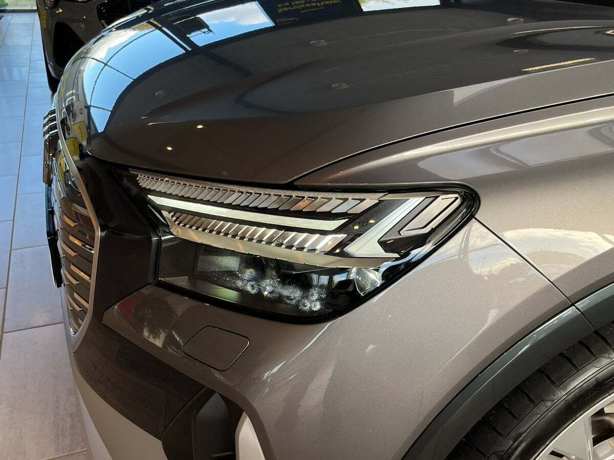 Grå Audi Q4 e-tron fra 2024