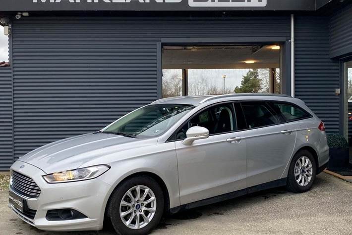 Sølv Ford Mondeo fra 2017 set udefra