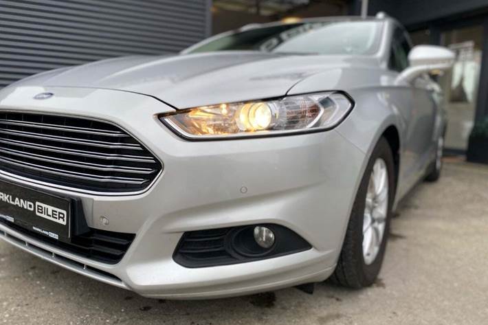 Sølv Ford Mondeo fra 2017