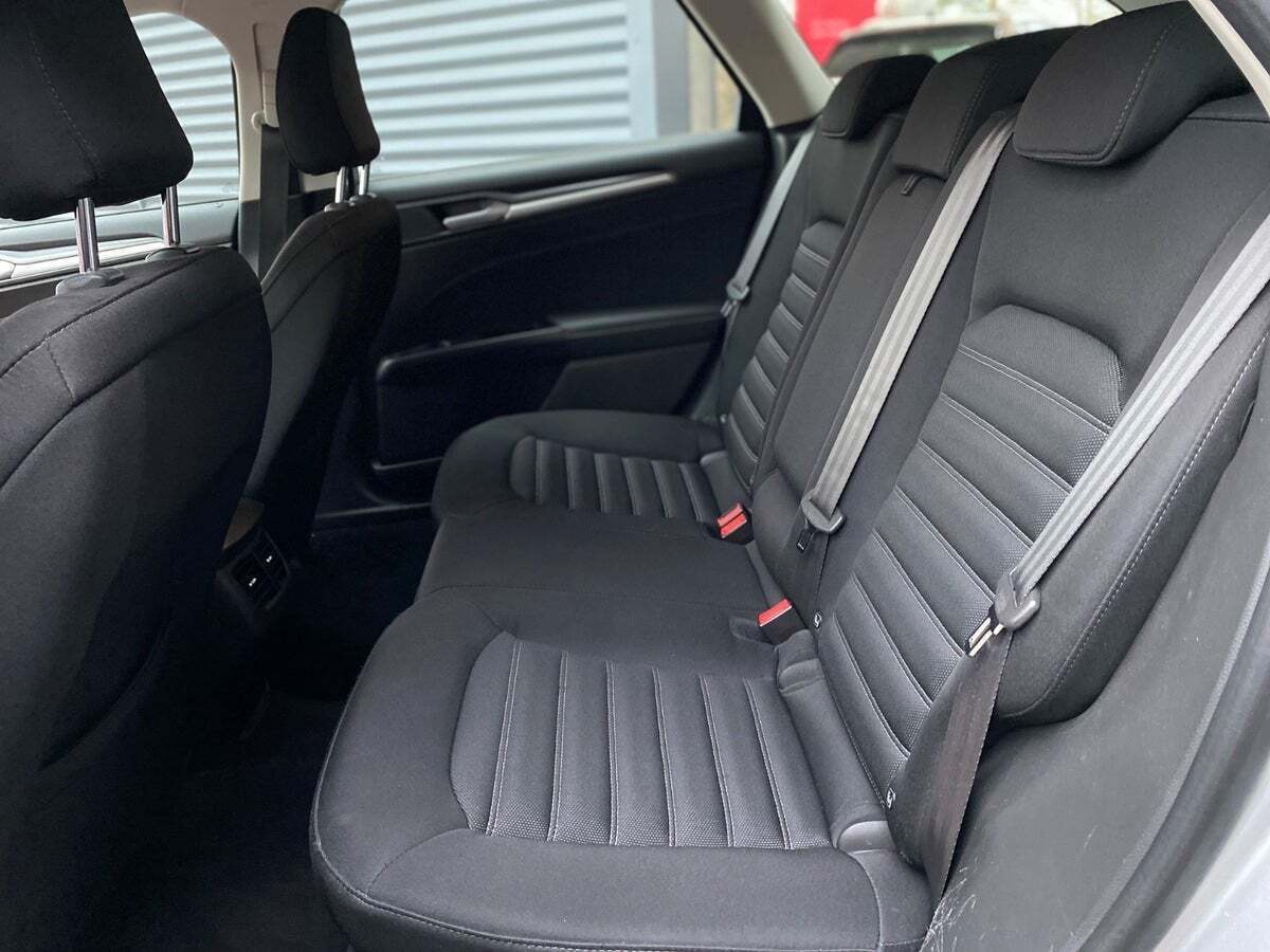 Sølv Ford Mondeo fra 2017