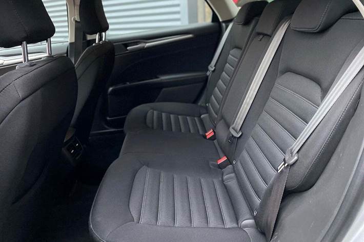 Sølv Ford Mondeo fra 2017