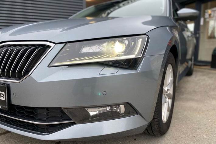 Grå Skoda Superb fra 2016