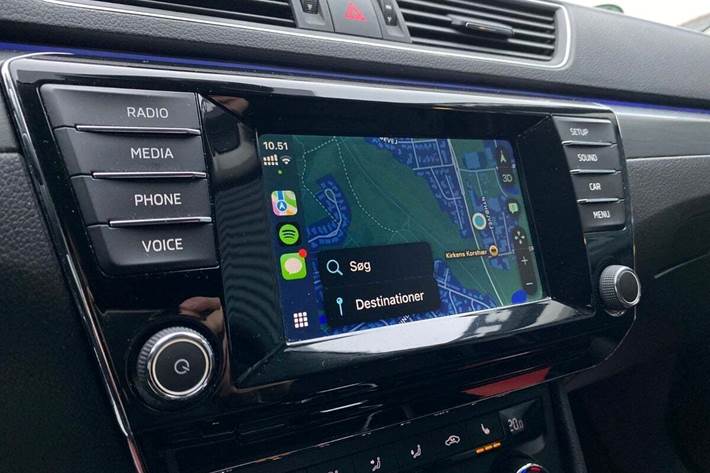 Grå Skoda Superb fra 2016