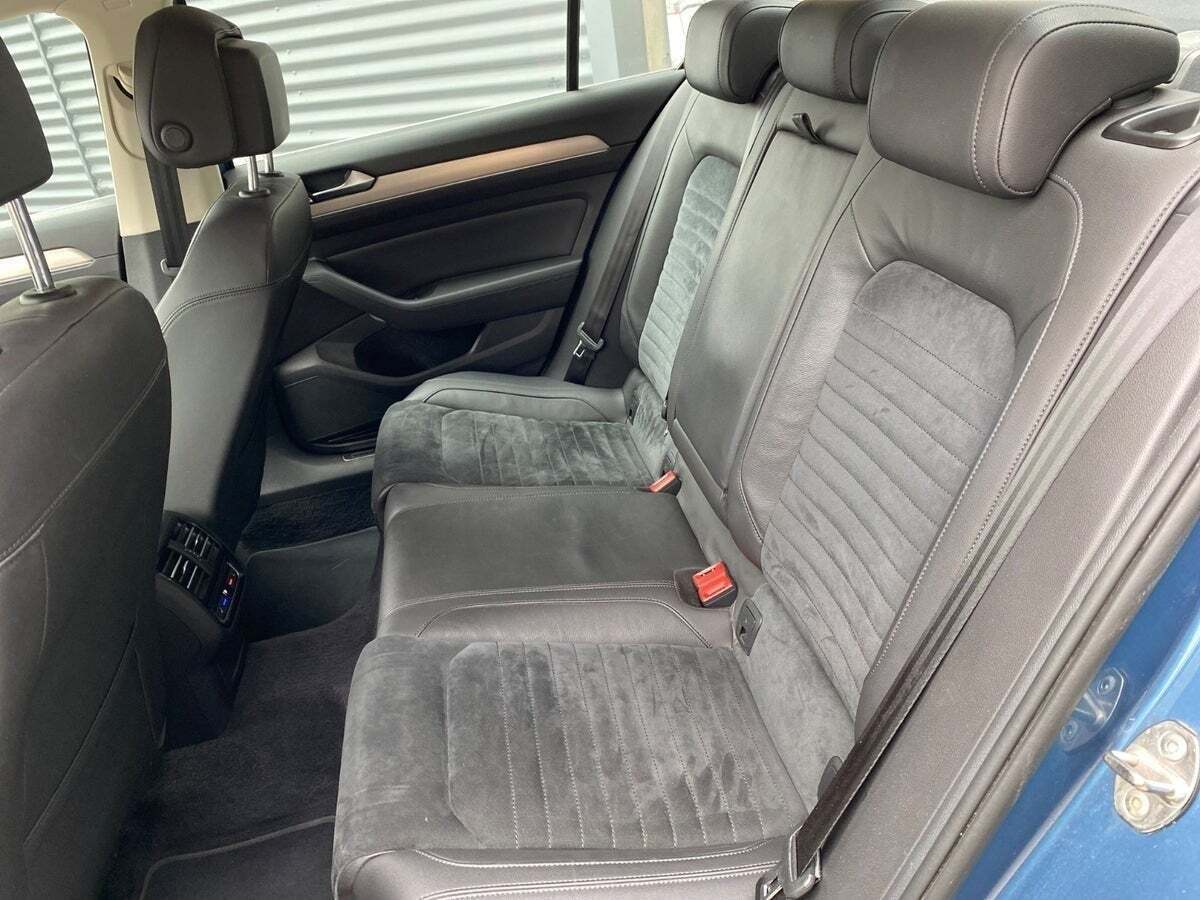 Blå VW Passat fra 2017