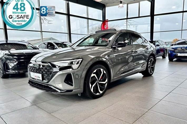 Grå Audi Q8 e-tron fra 2024 set udefra